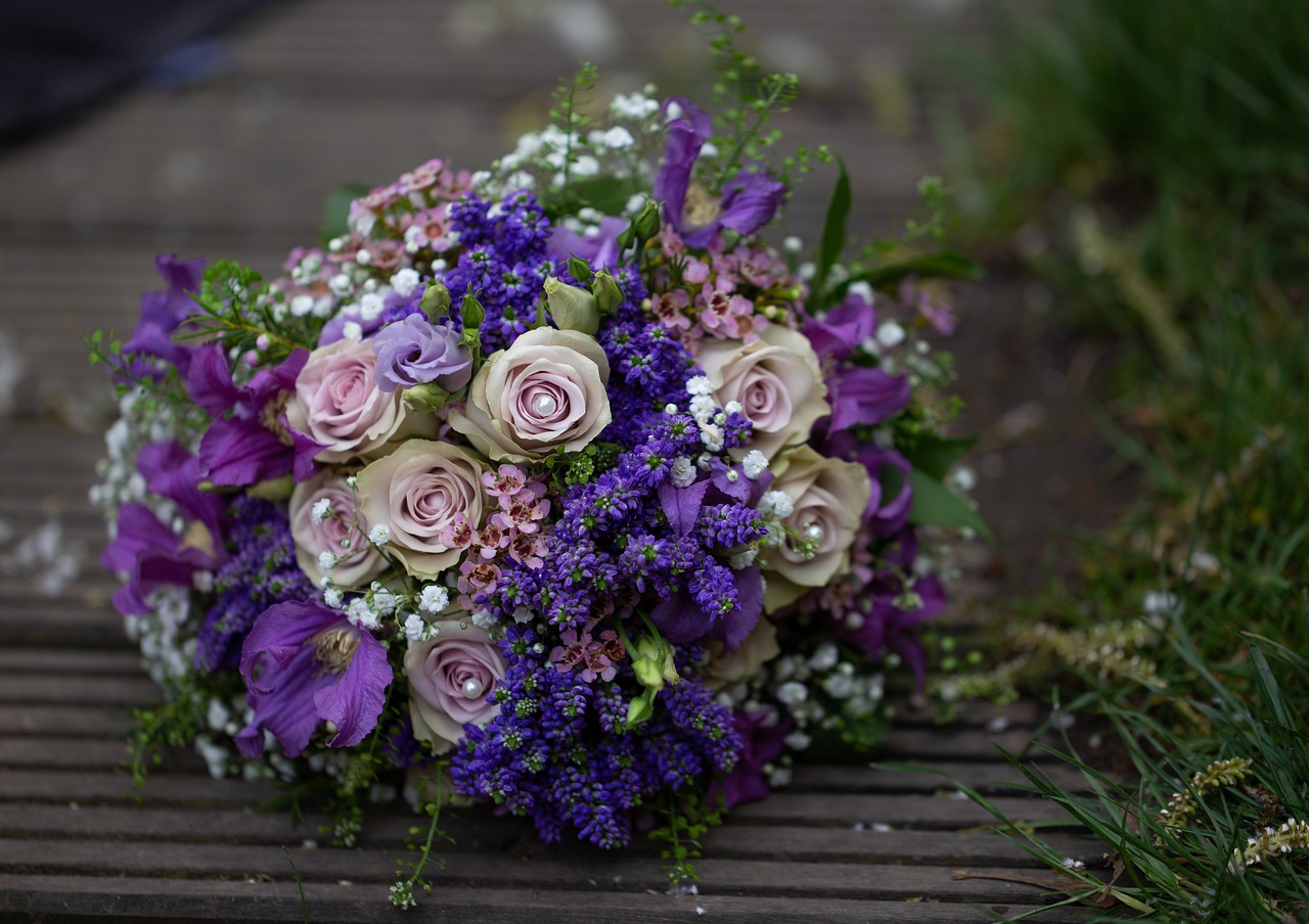 Jakie kwiaty do bukietu ślubnego wybrać latem?